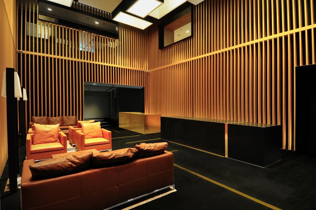 G Hotel Kelawai Tanjong Tokong Kültér fotó The interior of a private suite at the club