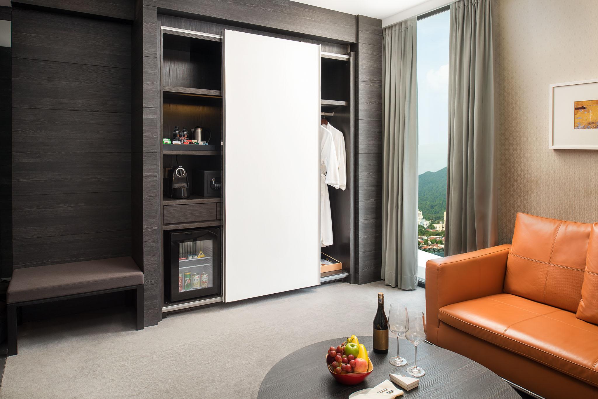 G Hotel Kelawai Tanjong Tokong Kültér fotó Sliding door