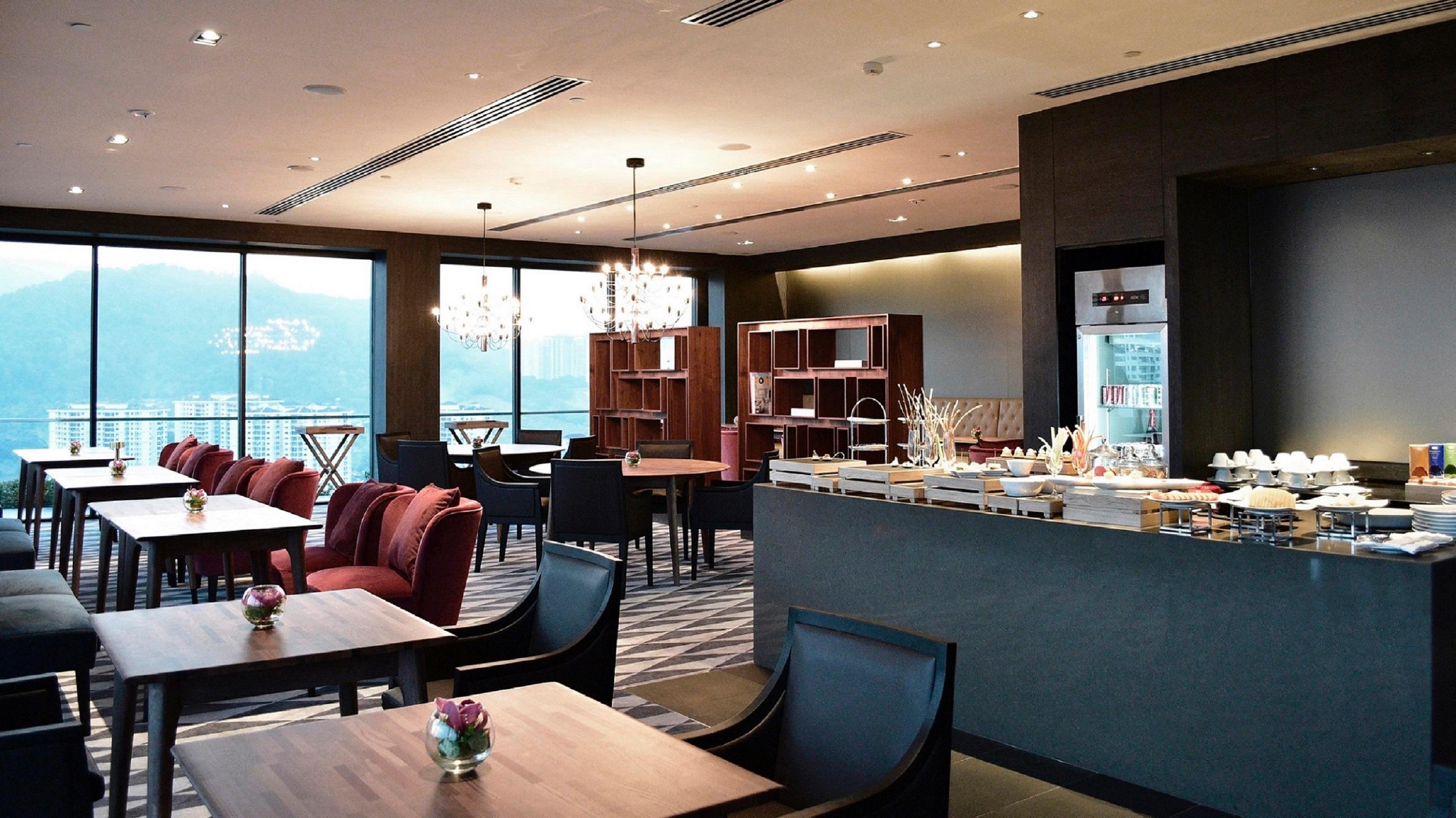 G Hotel Kelawai Tanjong Tokong Kültér fotó The Club lounge at Hong Kong International Airport