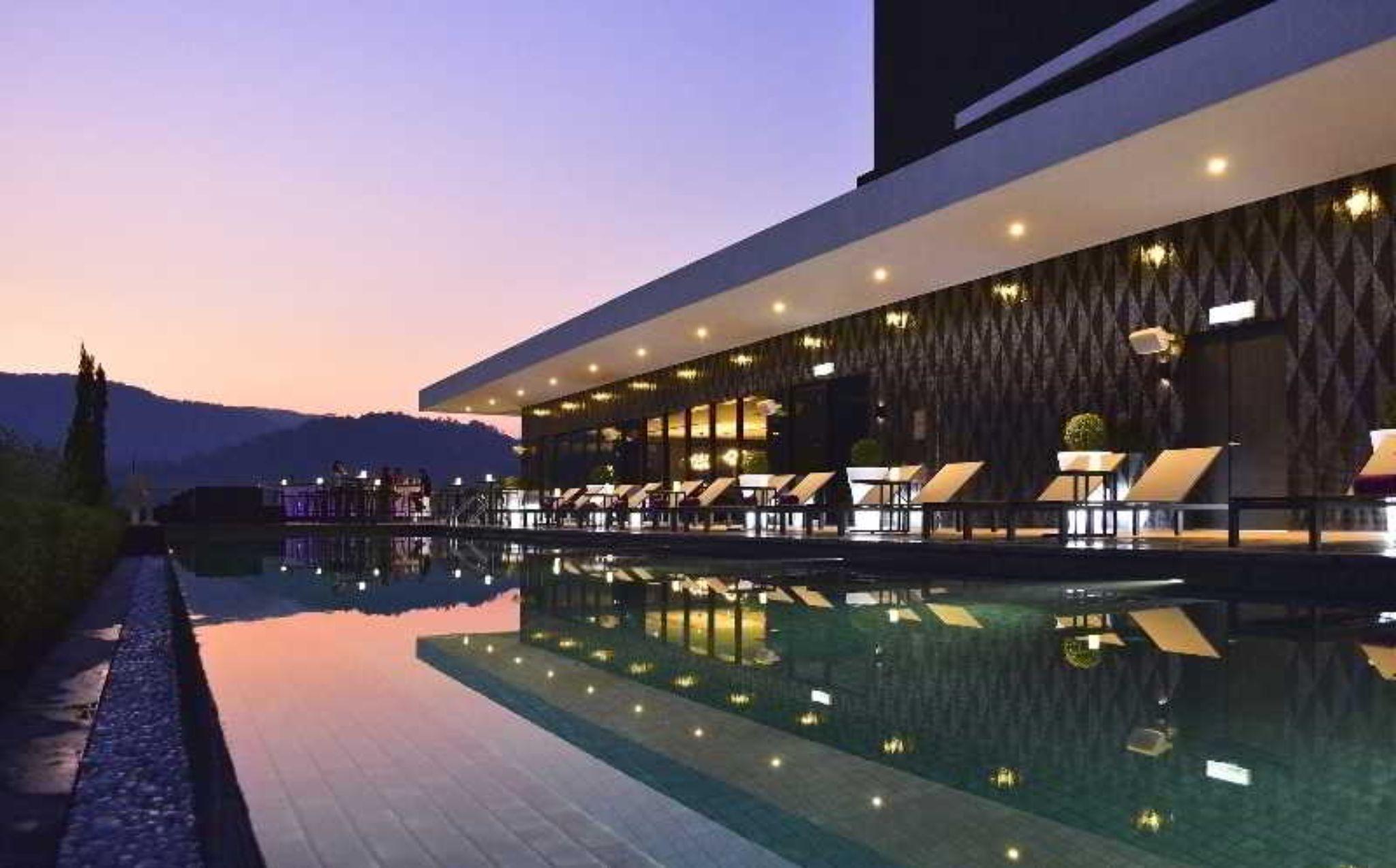 G Hotel Kelawai Tanjong Tokong Kültér fotó The hotel's pool
