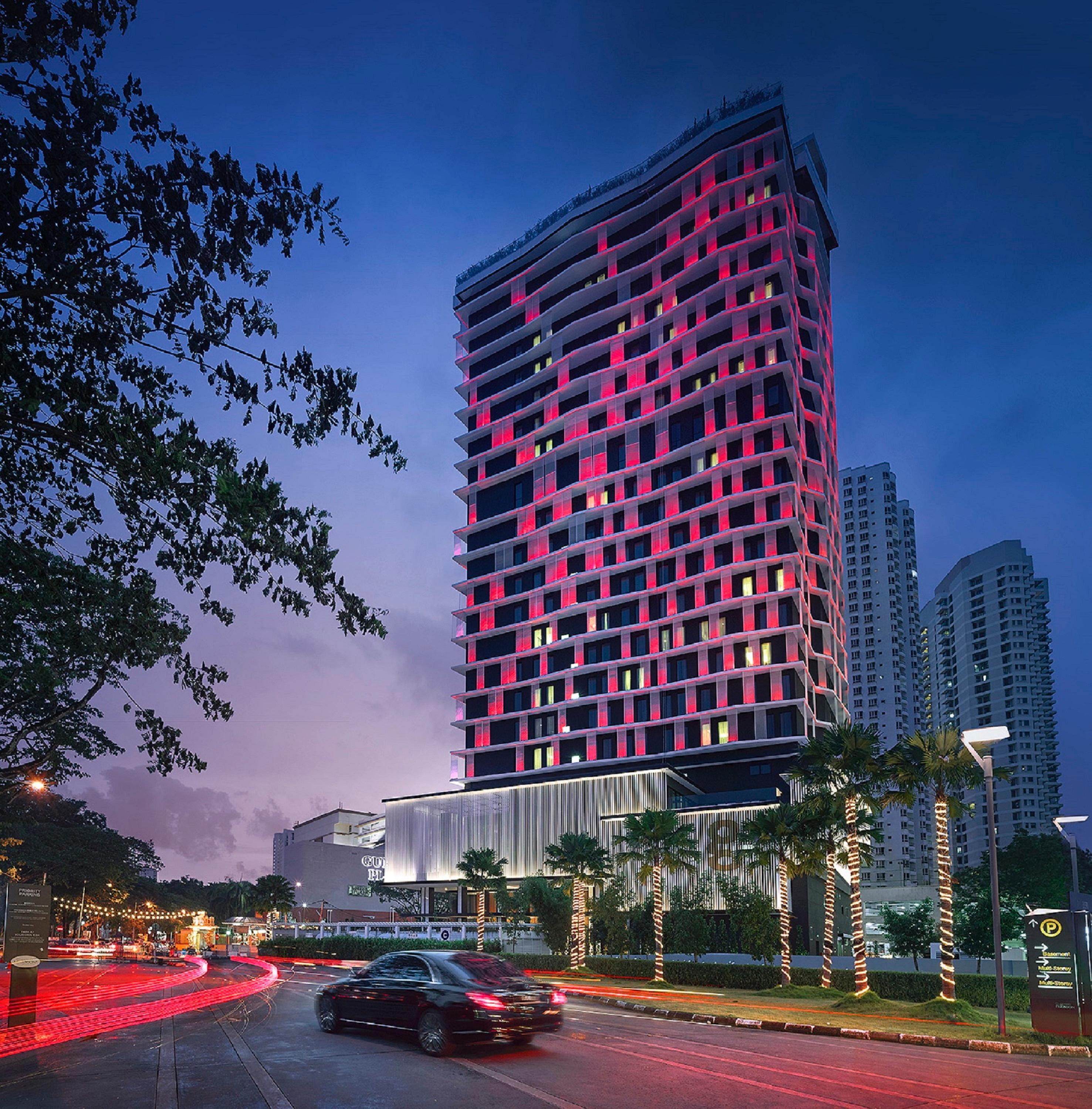 G Hotel Kelawai Tanjong Tokong Kültér fotó The hotel at night