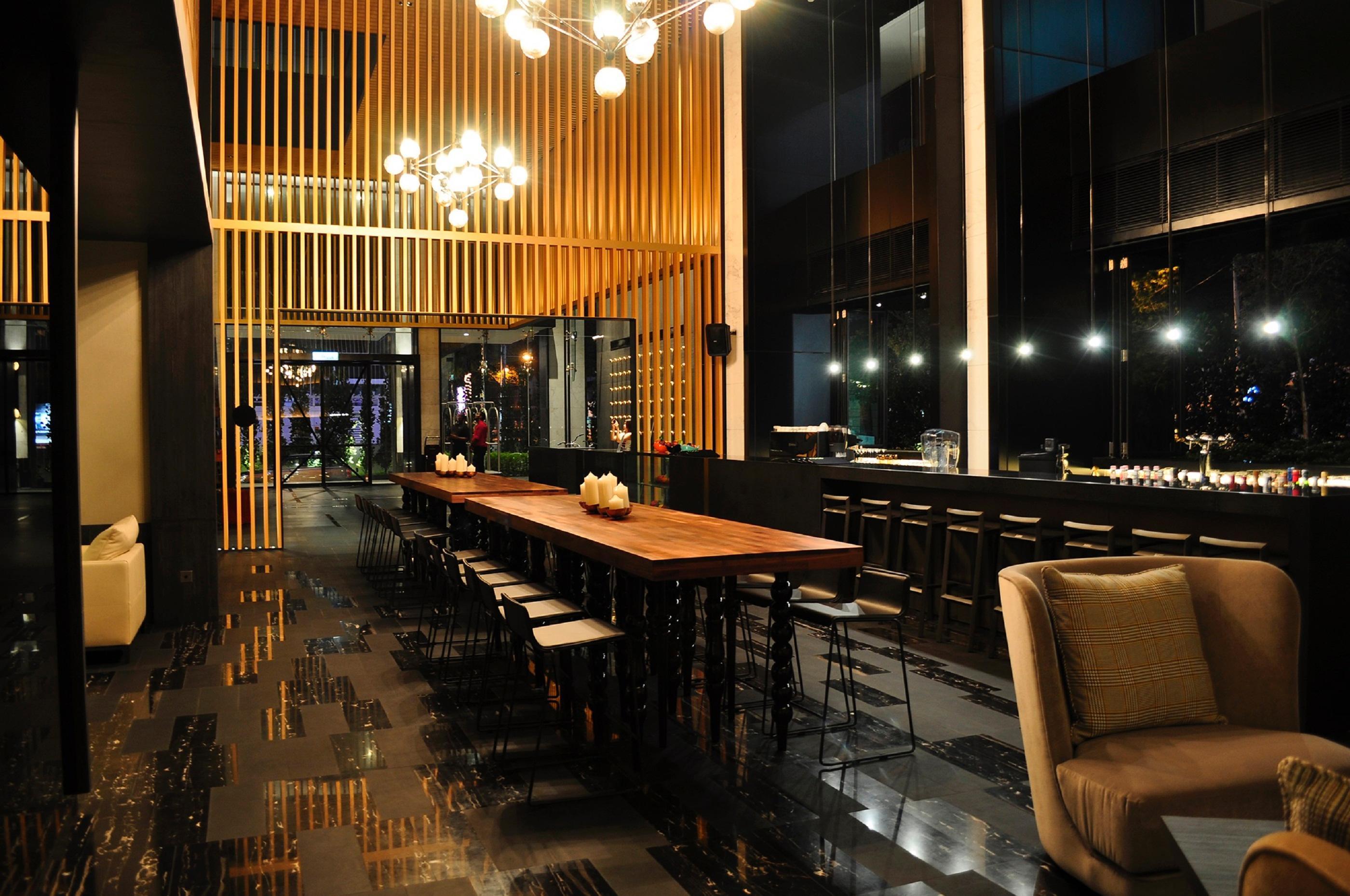 G Hotel Kelawai Tanjong Tokong Kültér fotó The bar at the 101 Skybar
