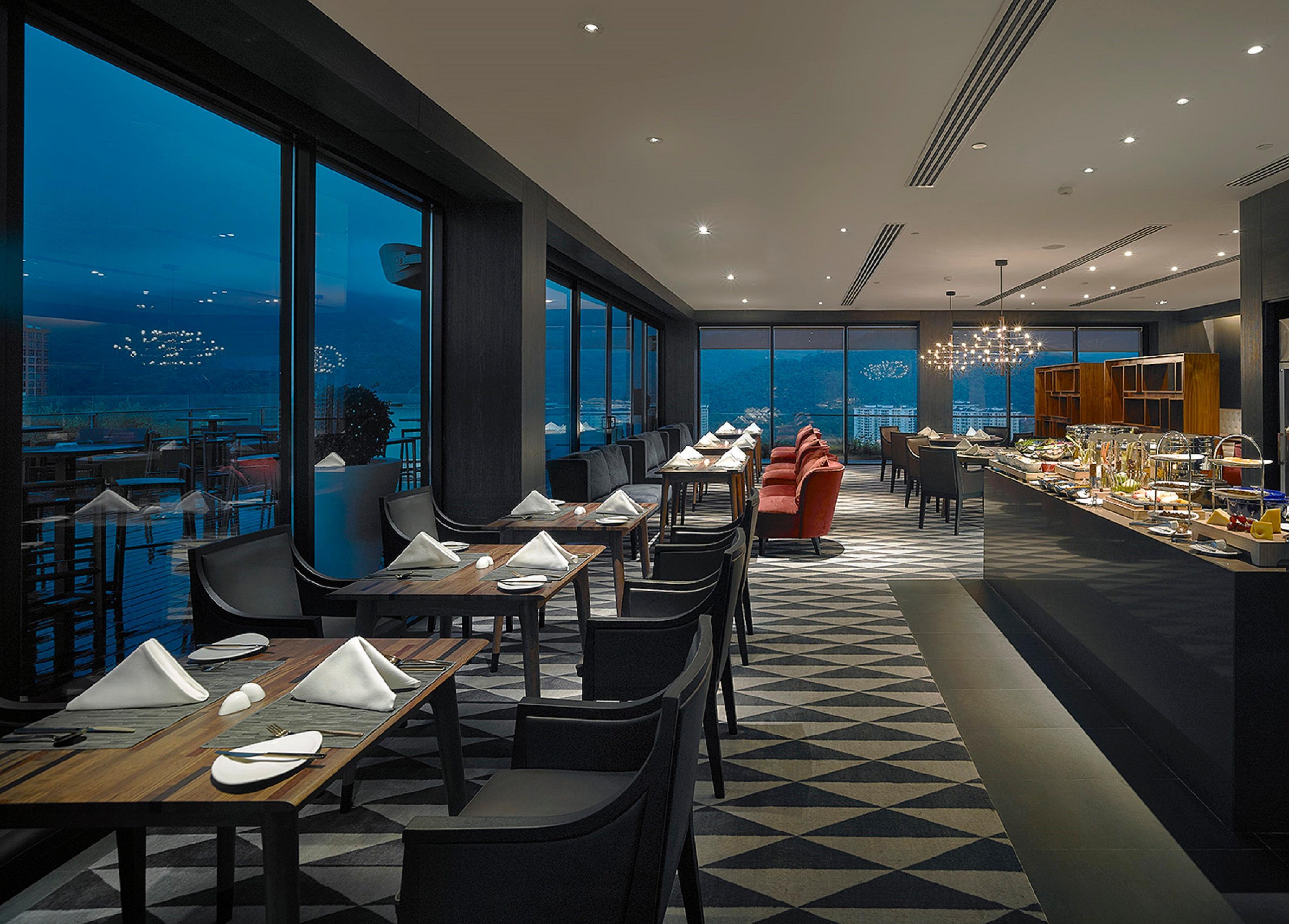 G Hotel Kelawai Tanjong Tokong Kültér fotó The Club Lounge at the 39th floor