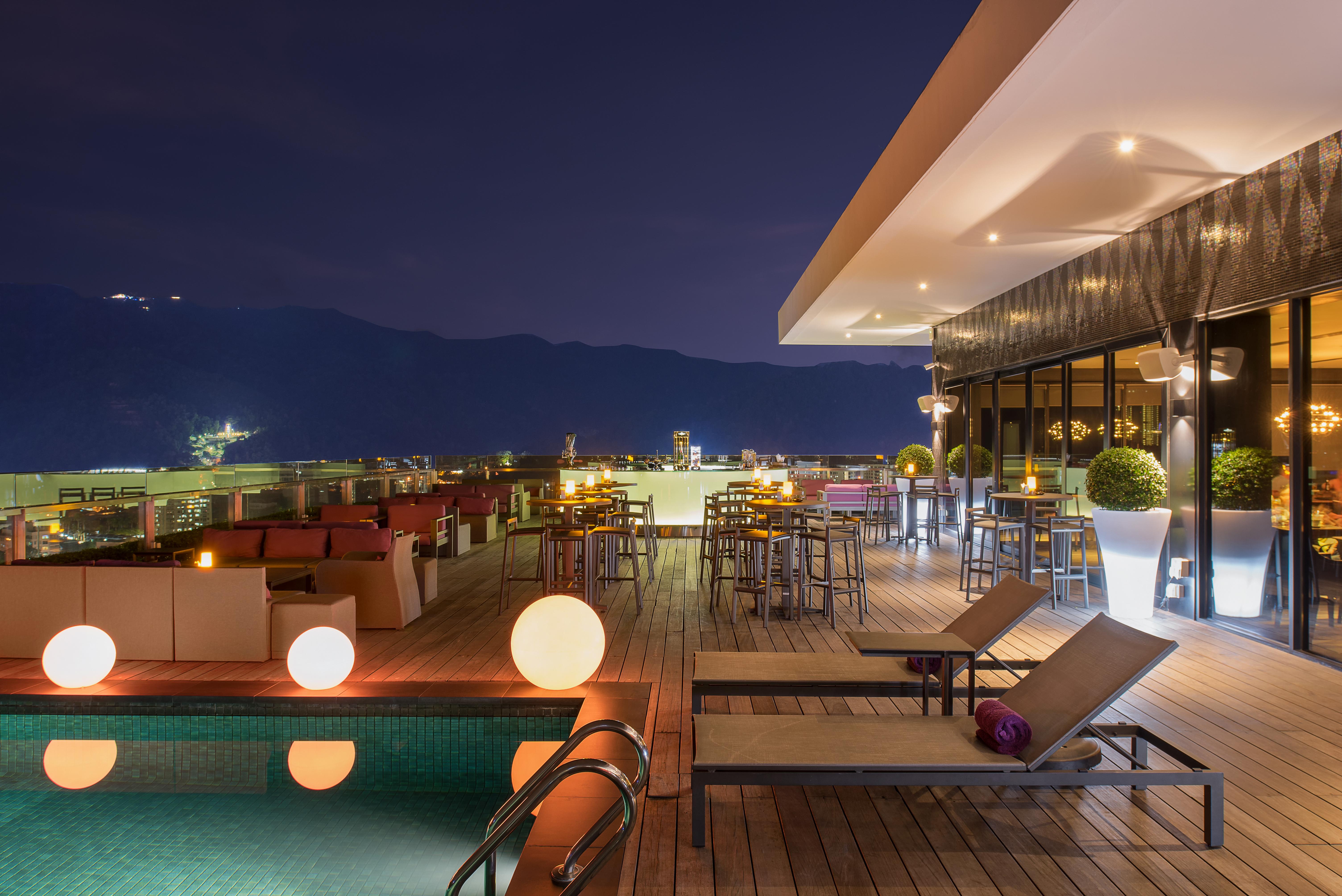 G Hotel Kelawai Tanjong Tokong Kültér fotó Skyline Rooftop