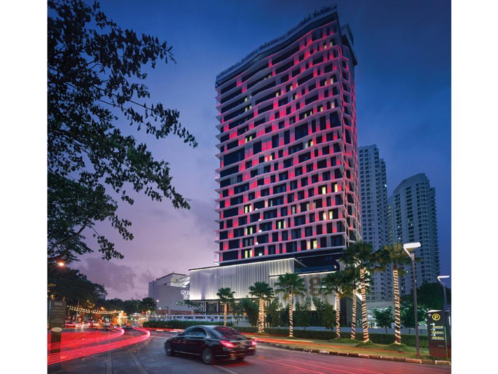 G Hotel Kelawai Tanjong Tokong Kültér fotó The hotel at night