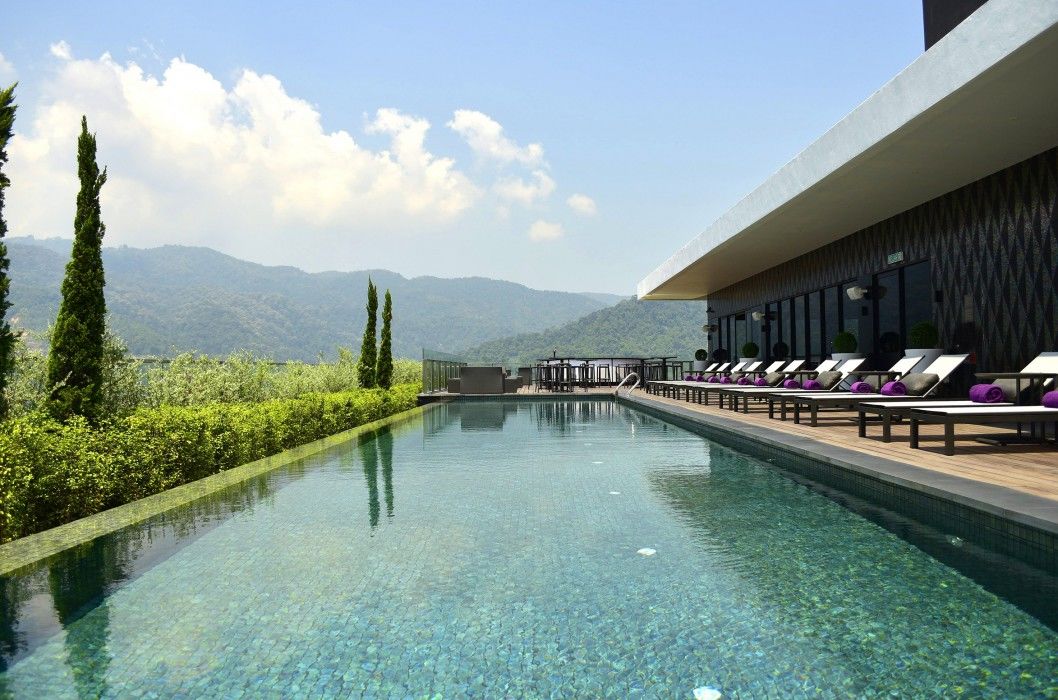 G Hotel Kelawai Tanjong Tokong Kültér fotó The swimming pool at the hotel