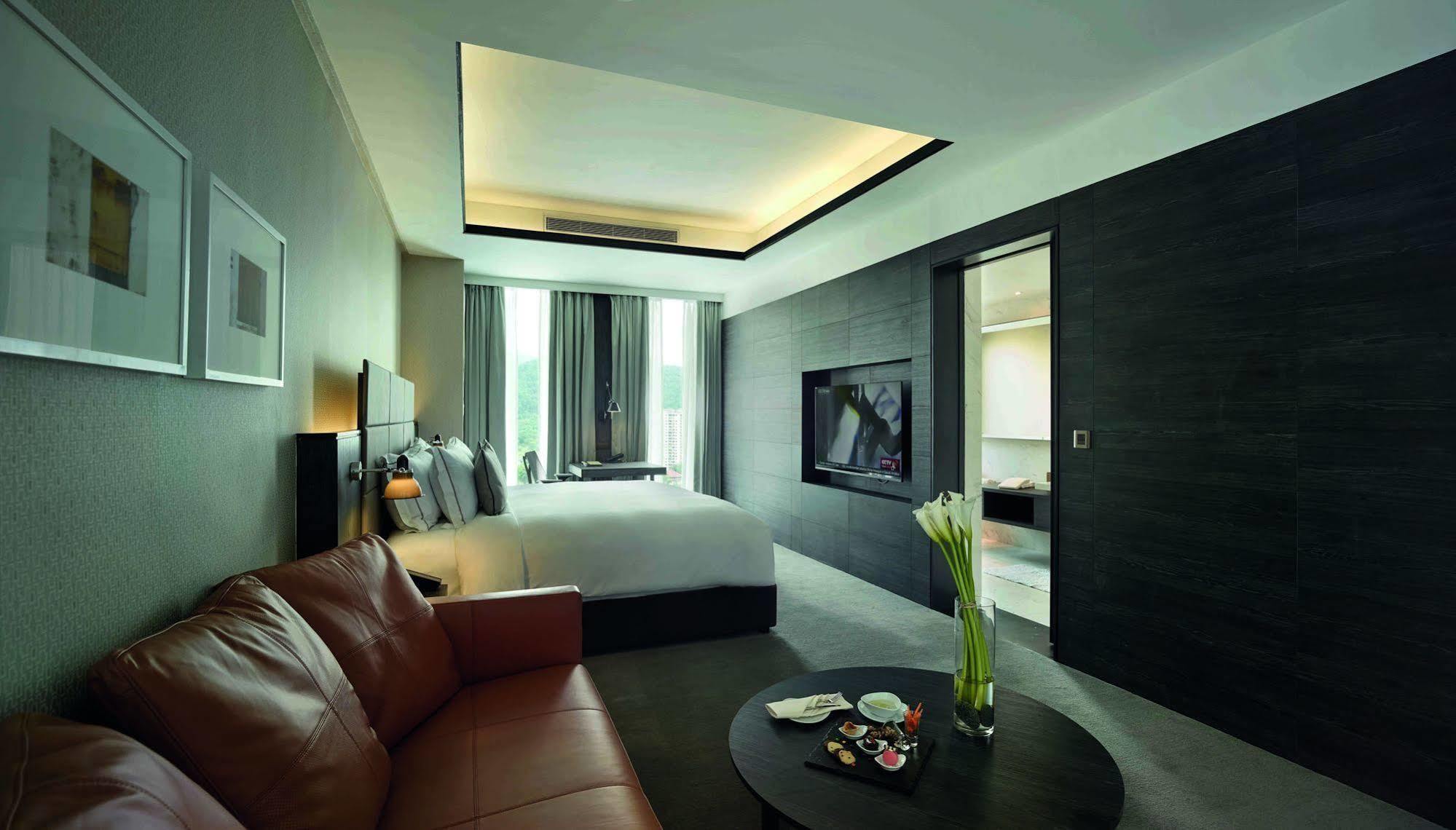 G Hotel Kelawai Tanjong Tokong Kültér fotó Deluxe Suite